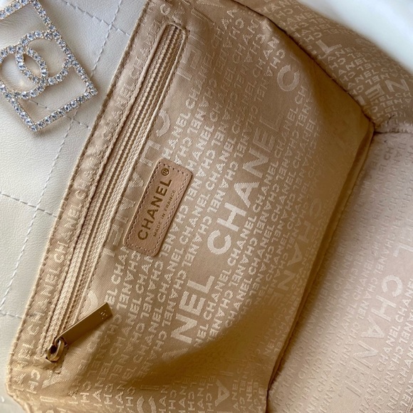 CHANEL Ivory Quilted Leather Chocolate Bar Tote Bag - Picture 6 of 8